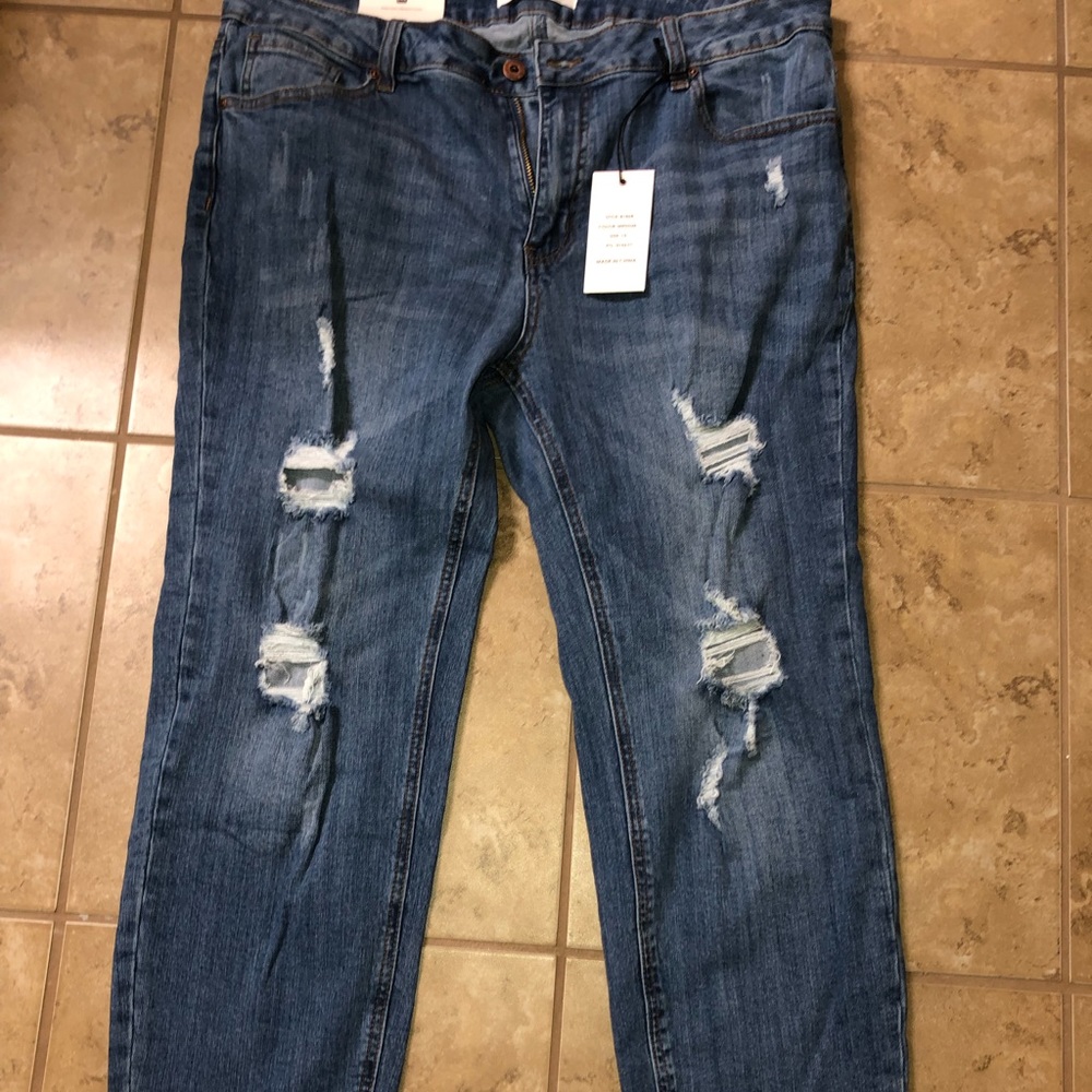 Distressed cropped jeans. Fashion Nova
